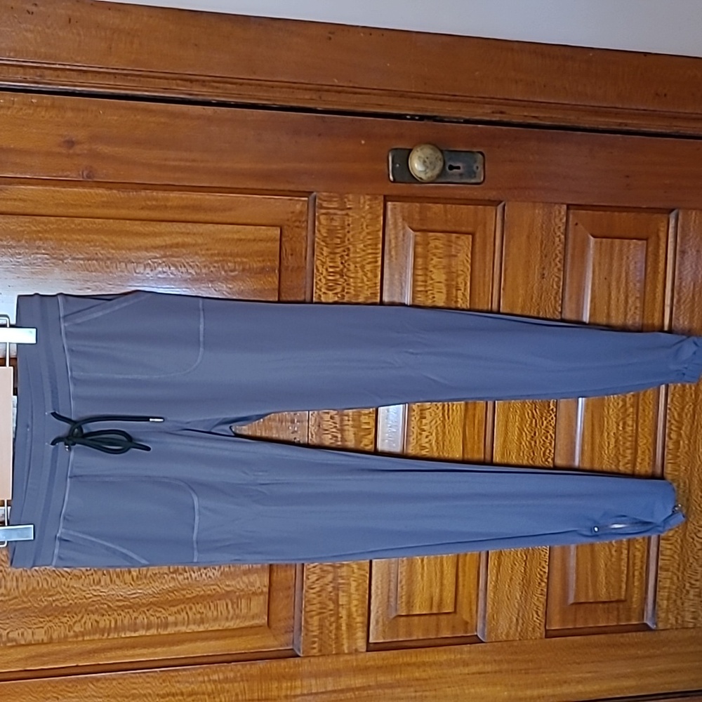 Zyia active jogger pants in gray zips at the ankle size XS